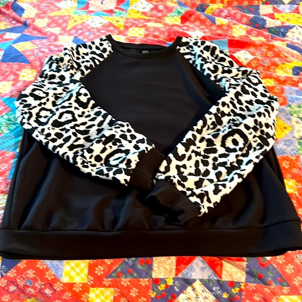 XL Top Black and White, Like new!